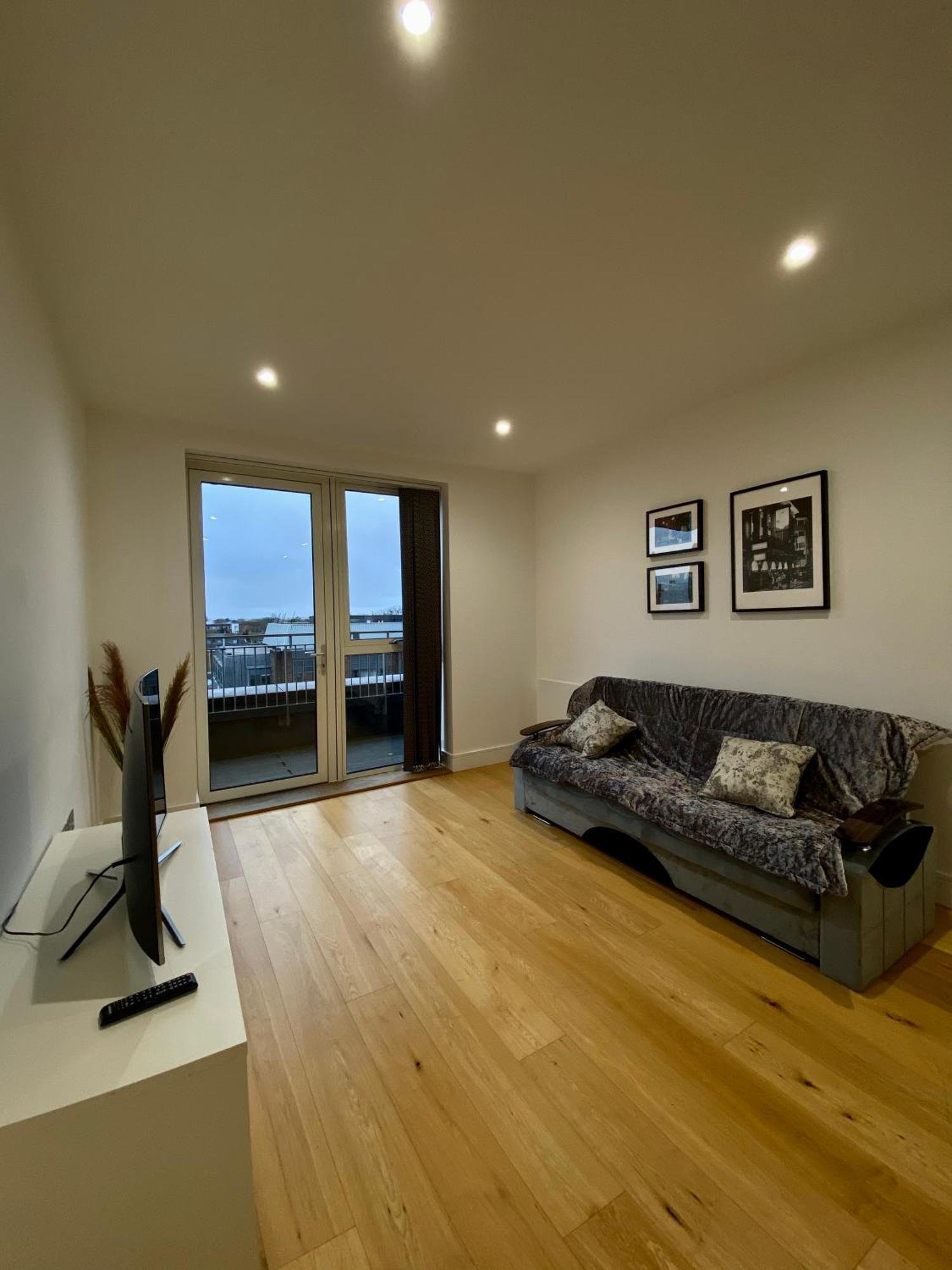 Spacious 2 Bedroom Penthouse Retreat Лондон Экстерьер фото